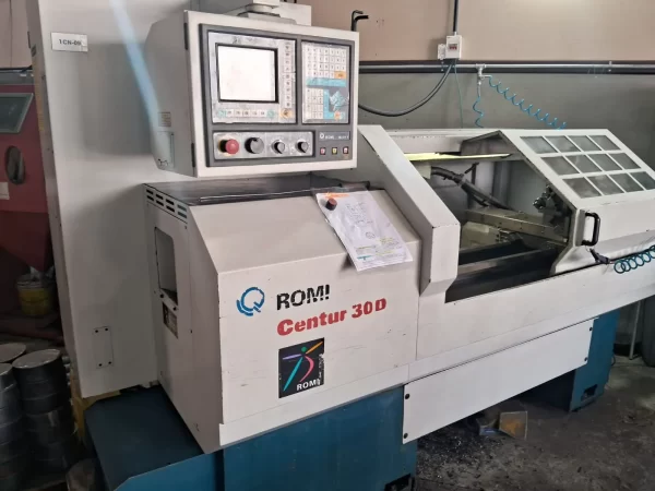 Torno Cnc Romi Centur 30D Mach 9 usada - frontal