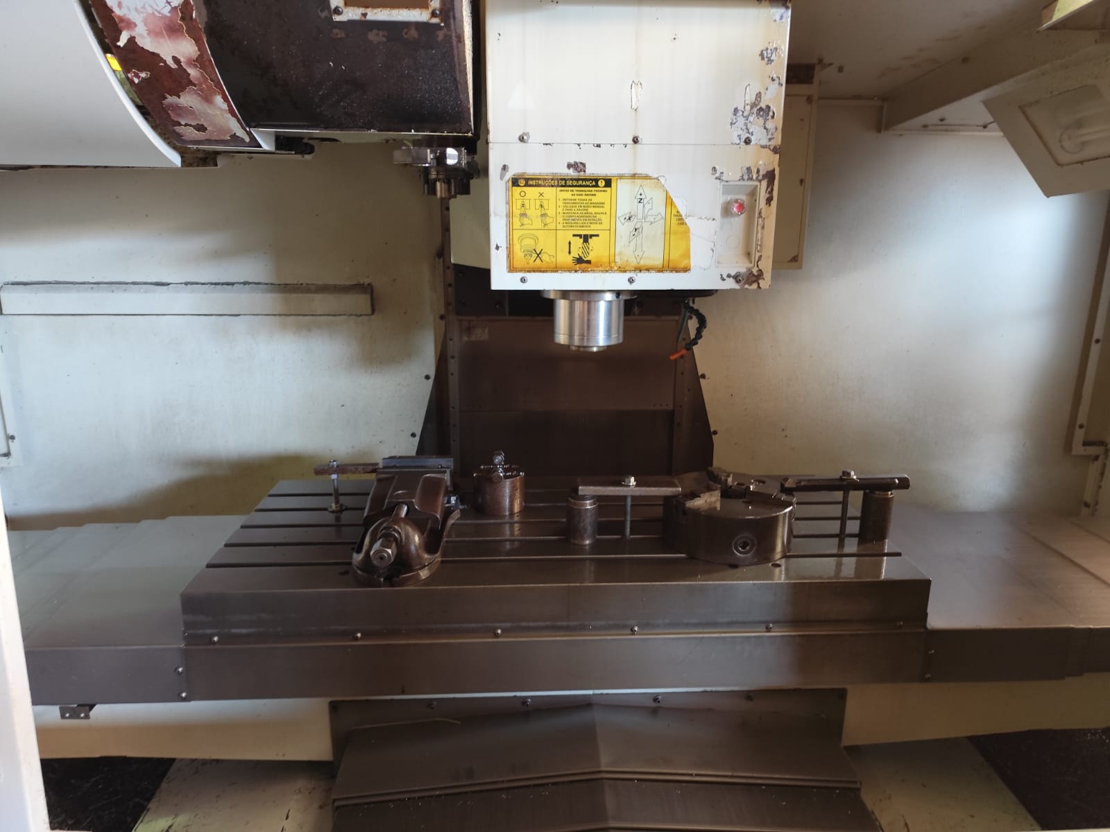 Centro de Usinagem ROMI Discovery D1250 2012 - VENDIDO 3 Centro de usinagem ROMI Discovery D1250 área de trabalho e mangote