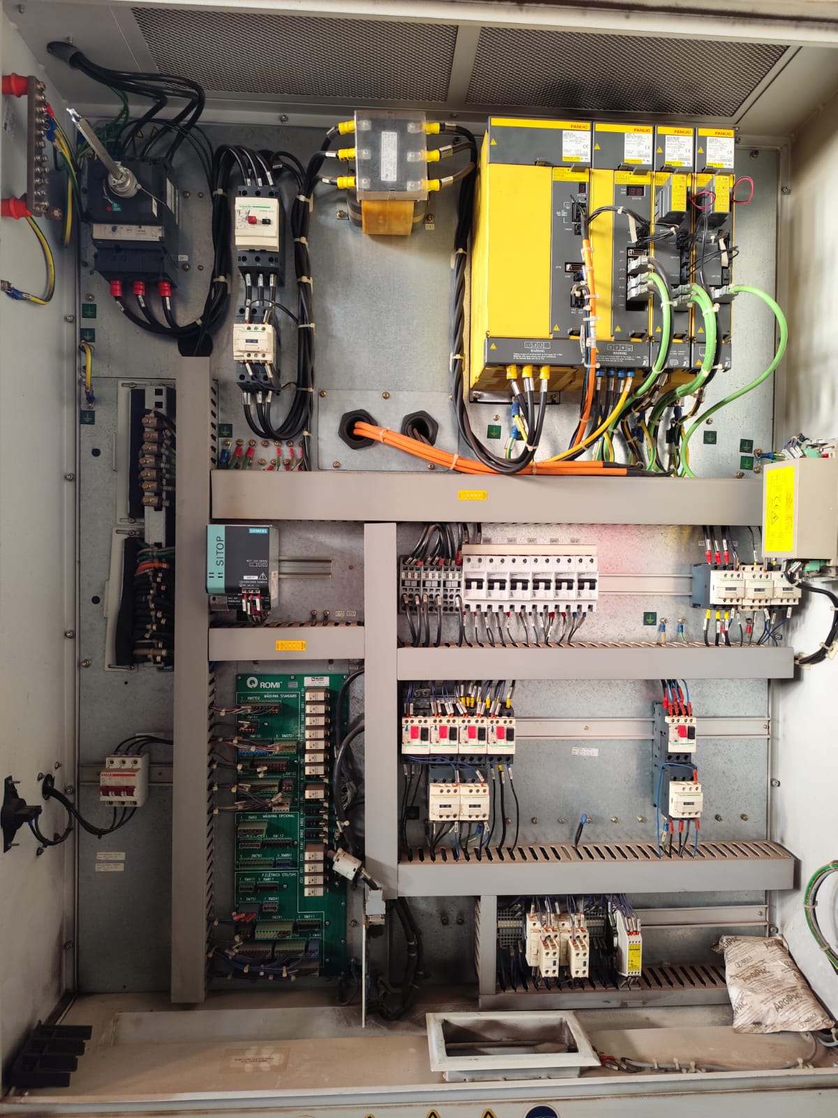 Centro de Usinagem ROMI Discovery D1250 2012 - VENDIDO 7 Centro de usinagem ROMI Discovery D1250 detalhe técnico parte elétrica