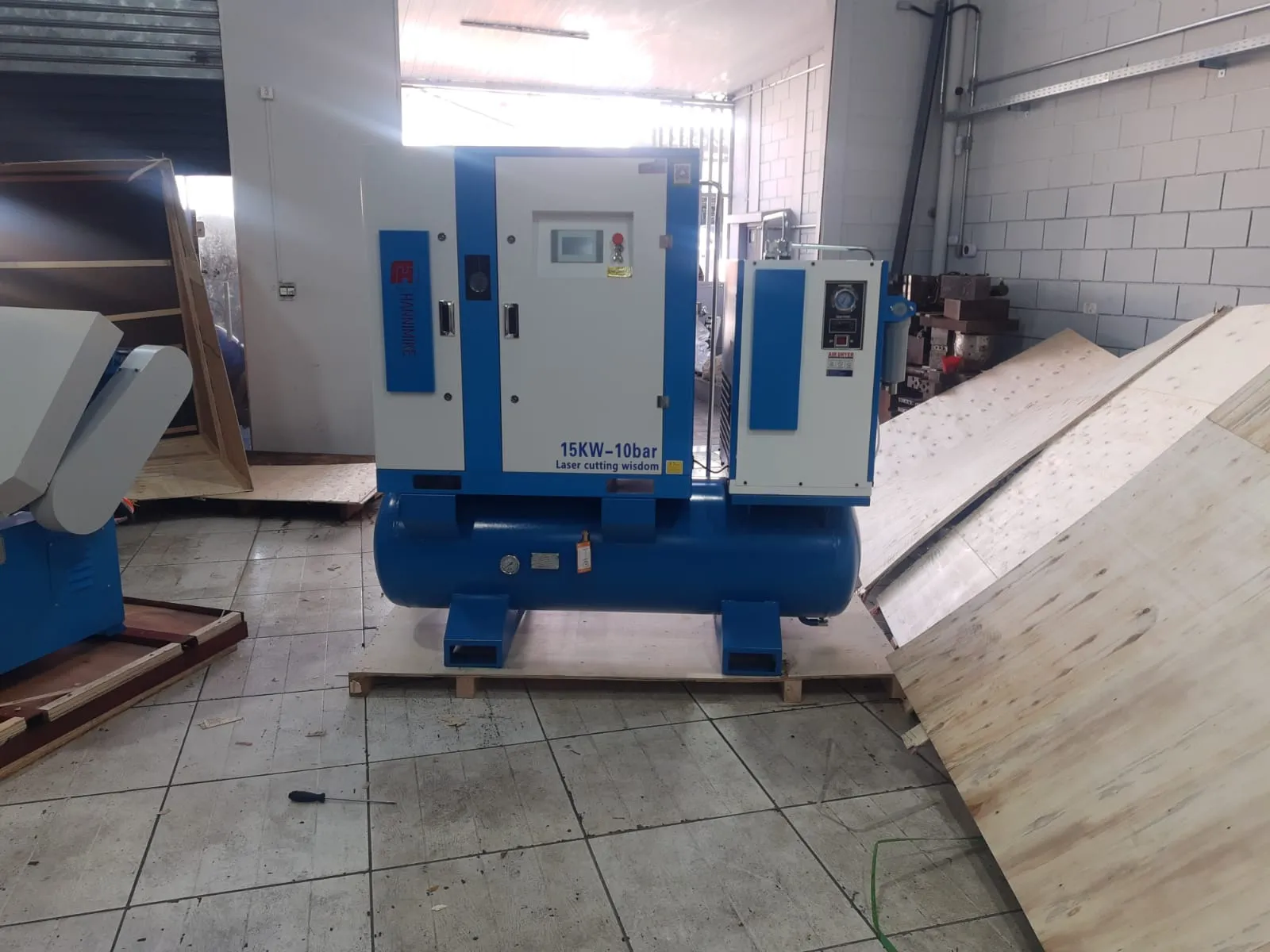 Compressor de Parafuso Hannimike 15KW - frontal novo