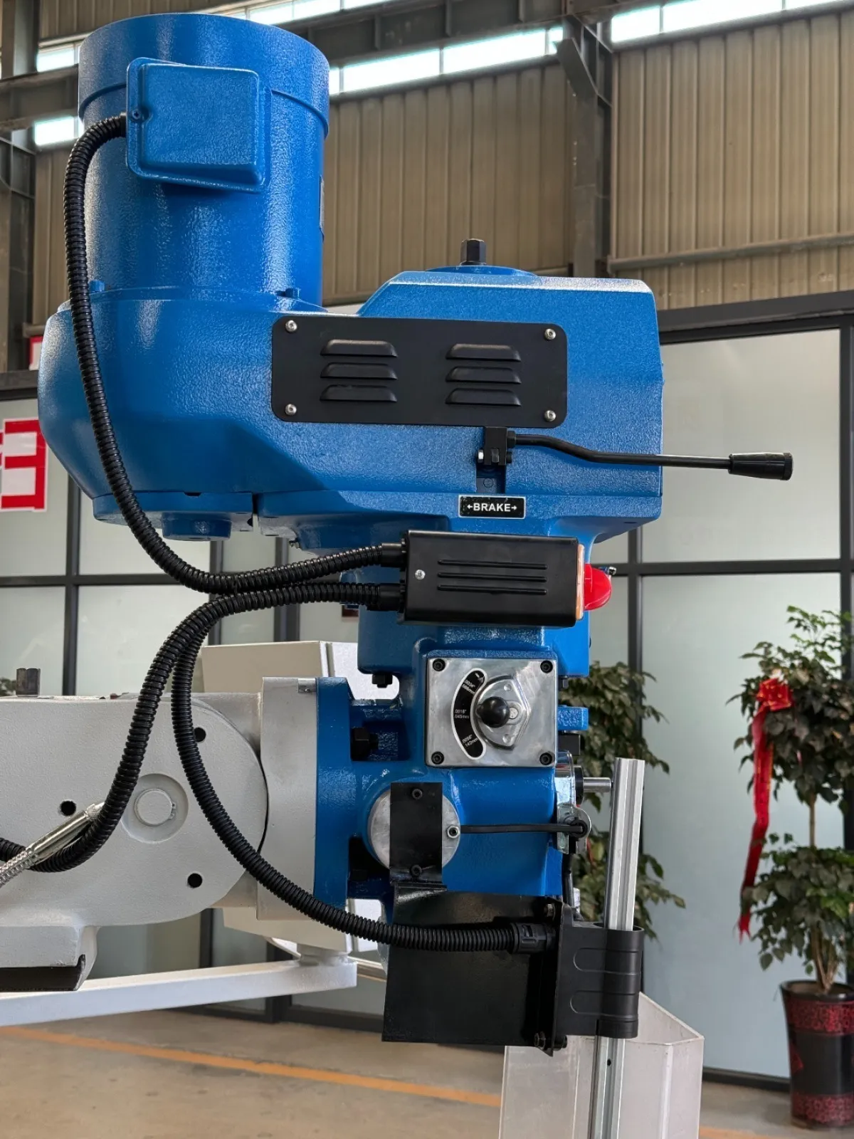 Fresadora Ferramenteira NOVA Iso 40 com Inversor 5 Fresadora Ferramenteira NOVA Iso 40 com Inversor - cabeçote detalhado esquerdo