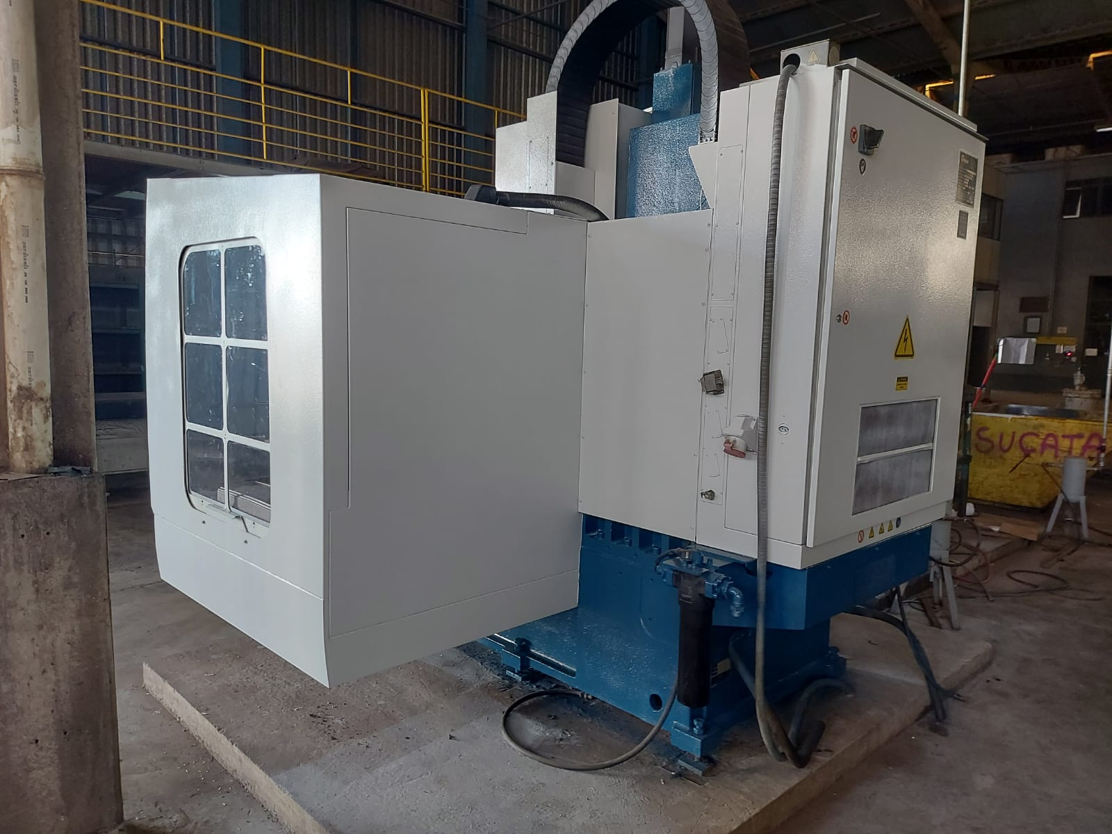 Centro de Usinagem ROMI Discovery D1250 2012 - VENDIDO 5 Centro de usinagem ROMI Discovery D1250 área traseira da máquina