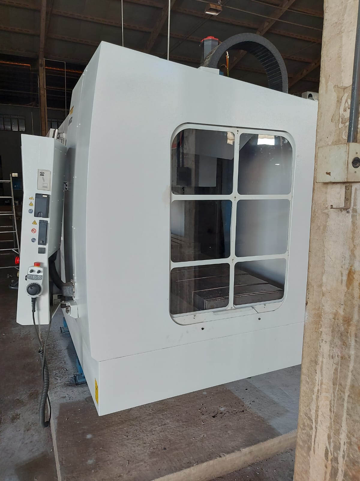 Centro de Usinagem ROMI Discovery D1250 2012 - VENDIDO 4 Centro de usinagem ROMI Discovery D1250 detalhe vista lateral