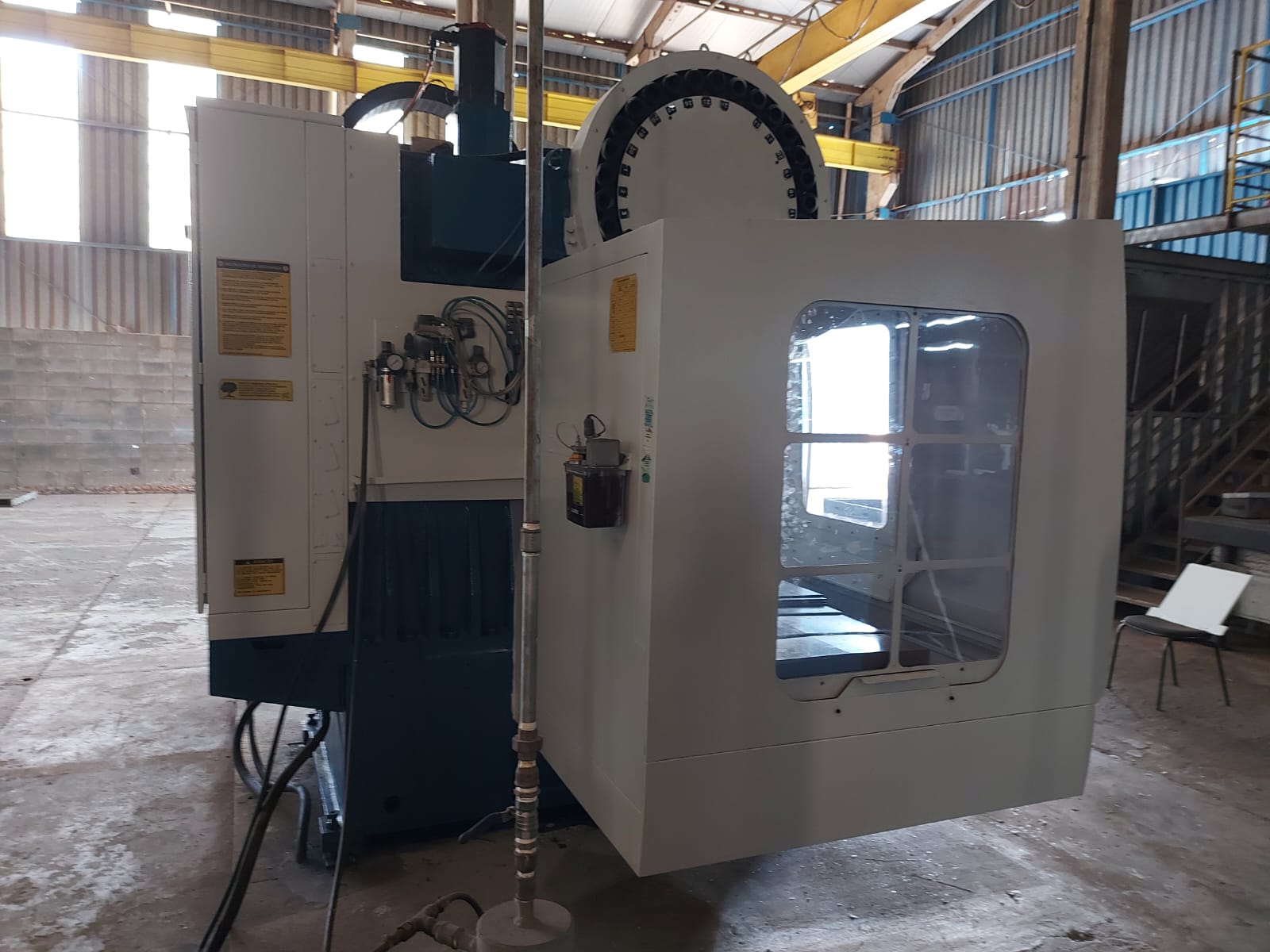 Centro de Usinagem ROMI Discovery D1250 2012 - VENDIDO 6 Centro de usinagem ROMI Discovery D1250 2012 usado à venda - vista lateral completa