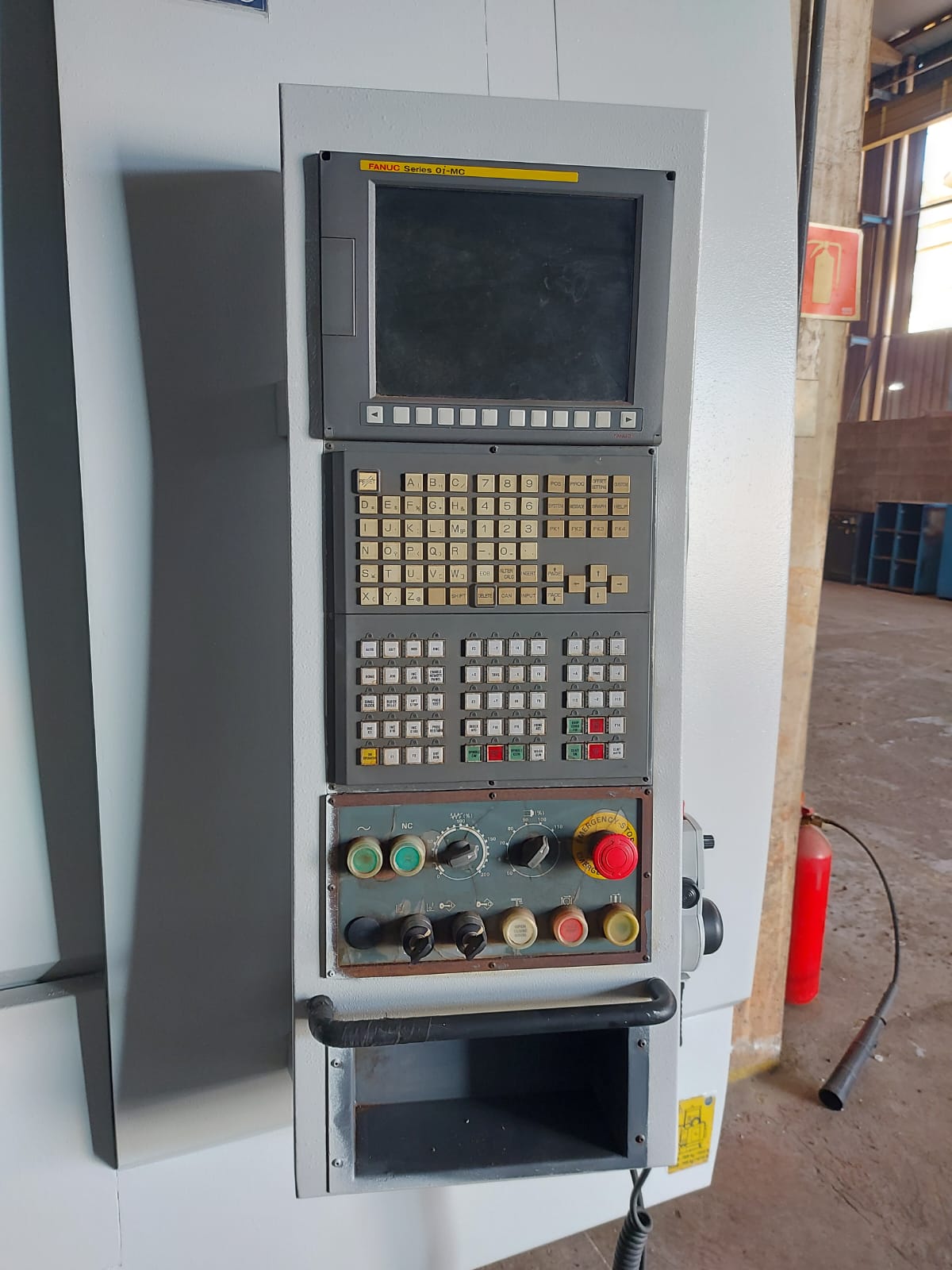 Centro de Usinagem ROMI Discovery D1250 2012 - VENDIDO 2 Centro de usinagem ROMI Discovery D1250 painel de controle CNC detalhado