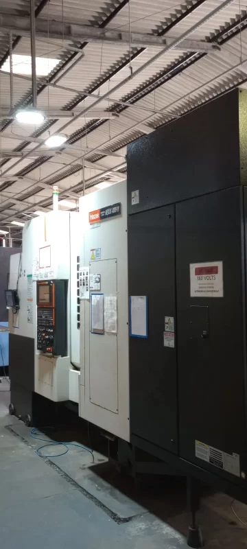 Centro de Usinagem Vertical 5 Eixos Doosan DVF 5000 2 Spindle BBT-40 Doosan DVF 5000 12000 RPM refrigeracao interna 30 bar alta precisao