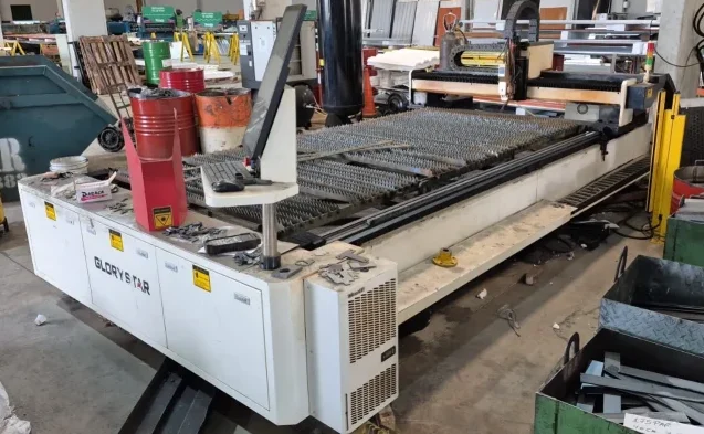 Maquina Fibra Laser Optica Glorystar 3015 visão frontal, área de corte 3000x1500 mm, cabine fechada e mesa robusta
