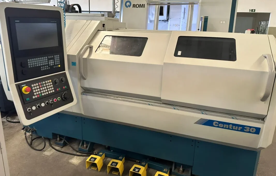 Torno CNC Romi Centur 30D-2024 Hidráulico, vista frontal destacando comando Siemens 828D, torre elétrica de 8 ferramentas e placa hidráulica.