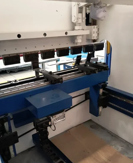 Dobradeira CNC Raymax Semi Nova 2000 x 50T 4 Dobradeira CNC Raymax Semi Nova 50 ton - vista lateral dos batentes e motor