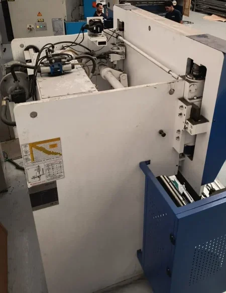 Dobradeira CNC Raymax Semi Nova 2000 x 50T 6 Dobradeira CNC Raymax Semi Nova 50 ton - visão de cima