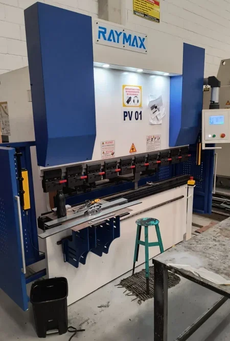 Dobradeira CNC Raymax Semi Nova 2000 x 50T - vista frontal