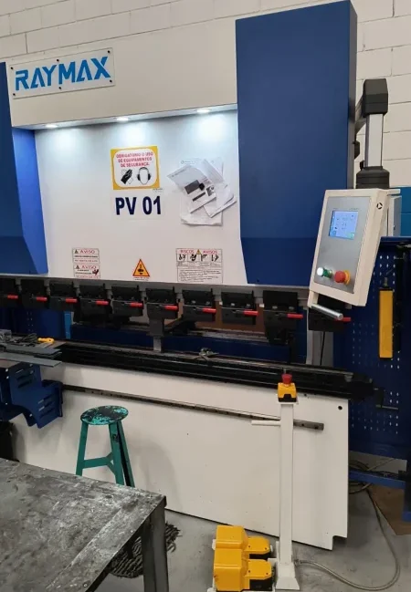 Dobradeira CNC Raymax Semi Nova 2000 x 50T 2 Dobradeira CNC Raymax Semi Nova 2000 x 50T - frontal vista lateral