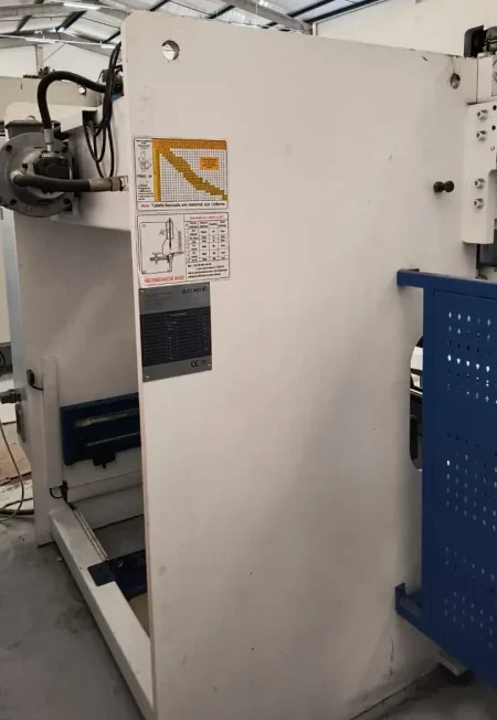 Dobradeira CNC Raymax Semi Nova 2000 x 50T 7 Dobradeira CNC Raymax Semi Nova 50 ton - vista lateral parte hidráulica