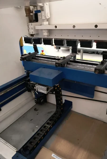 Dobradeira CNC Raymax Semi Nova 2000 x 50T 3 Dobradeira CNC Raymax Semi Nova 50 ton - vista parte traseira batentes