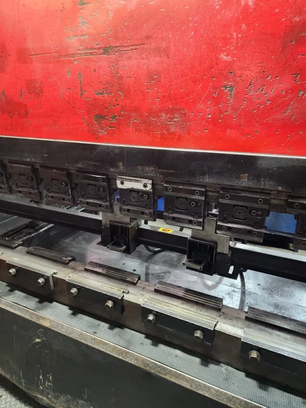 Dobradeira de Chapa CNC Usada AMADA detalhe das ferramentas de dobra de 9 eixos CNC