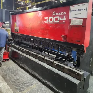 Dobradeira de Chapa CNC Usada AMADA vista frontal completa da máquina 9 eixos