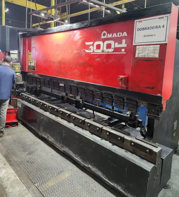 Dobradeira de Chapa CNC Usada AMADA vista frontal completa da máquina 9 eixos
