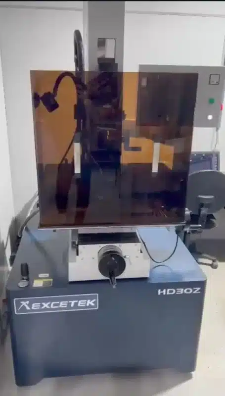 Eletroerosão Furo Rápido Usada Excetek - vista frontal