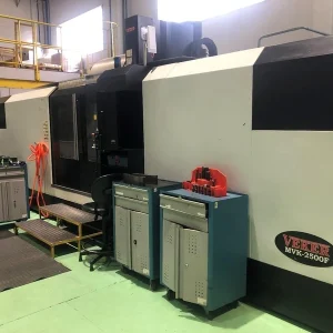 Fresadora CNC Veker MVK-2500F Usada - imagem frontal