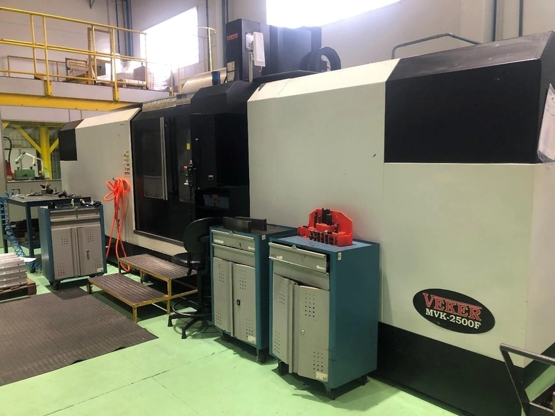 Fresadora CNC Veker MVK-2500F Usada - imagem frontal