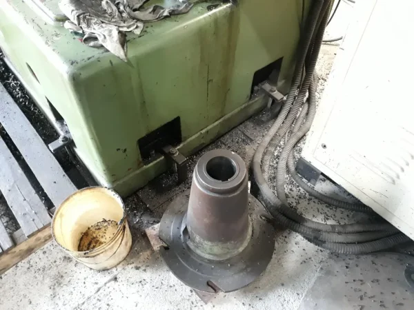 Mandrilhadora Convencional DEFUM WFB-80 vista cabeçote, acabamento do cabeçote e comandos preservados