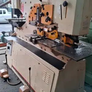Máquina Metaleira Geka 80 Tons Usada - vista lateral frontal
