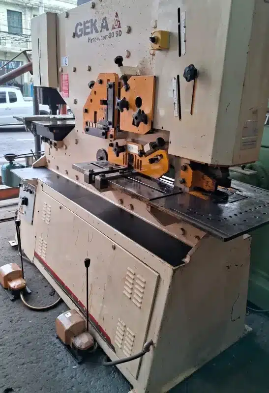 Máquina Metaleira Geka 80 Tons Usada - vista lateral frontal