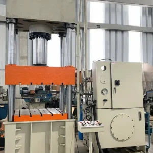 Prensa Hidráulica 4 Colunas Ergon 200T vista frontal destacando estrutura robusta e design de 4 colunas.