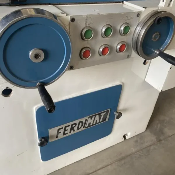 Retífica Cilíndrica Ferdimat FRUH-600 usada - detalhe dos controles manuais de avanço, volantes e alavancas para ajuste preciso de eixos.