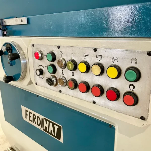 Painel elétrico da Retífica Plana Ferdimat FRPH 600 usada - organização e segurança dos circuitos internos da retificadora.