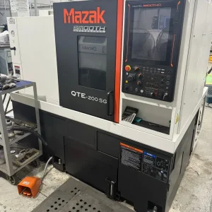 visão frontal Torno CNC Mazak QTE 200 SG Ano 2024