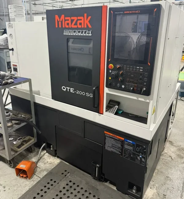 visão frontal Torno CNC Mazak QTE 200 SG Ano 2024