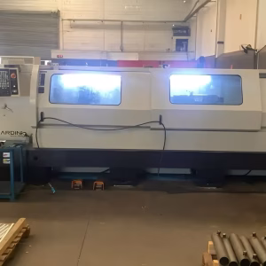 Torno CNC NARDINI LOGIC 350 3000mm usado vista frontal com comando FAGOR 8055 e torre de ferramentas