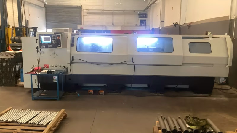 Torno CNC NARDINI LOGIC 350 3000mm usado vista frontal com comando FAGOR 8055 e torre de ferramentas