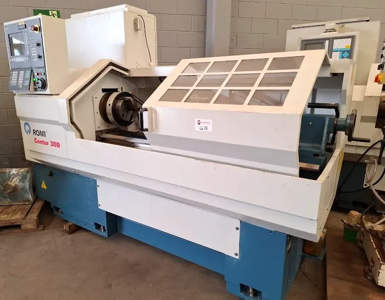 Torno CNC Romi Centur 30D 1000mm 2008 2 vista lateral Torno CNC Romi Centur 30D Usado 2001