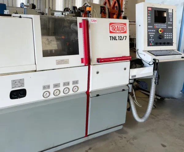 Torno CNC TRAUB TNL-12 com Alimentador vista lateral do torno CNC de alta precisão com sistema de alimentação