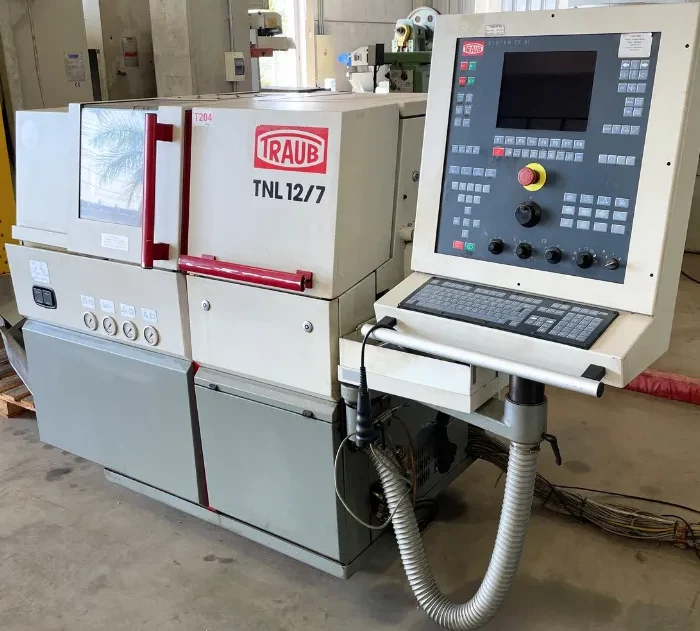 Torno CNC TRAUB TNL-12 com Alimentador vista frontal da máquina de cabeçote móvel para usinagem de precisão
