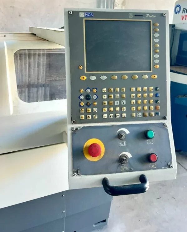 Painel de comando CNC MCS do Torno Nardini Logic 195III, com a interface para programação e operação da máquina.