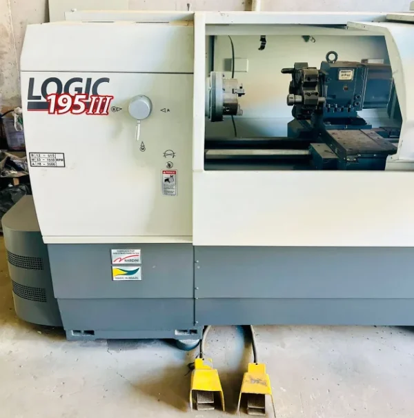 Vista externa do Torno CNC Nardini Logic 195III, mostrando a organização do cabeçote