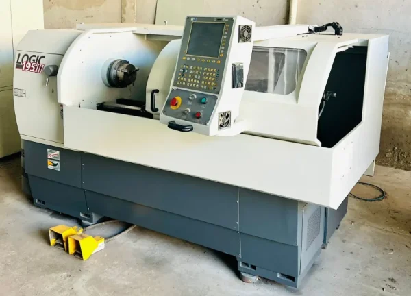 Vista frontal completa do Torno CNC Nardini Logic 195III, mostrando sua estrutura robusta e design industrial.