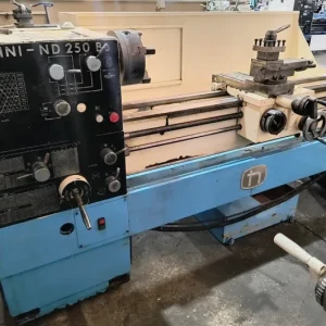 Vista frontal do Torno Mecânico Nardini ND 250 BS 1500mm Usado