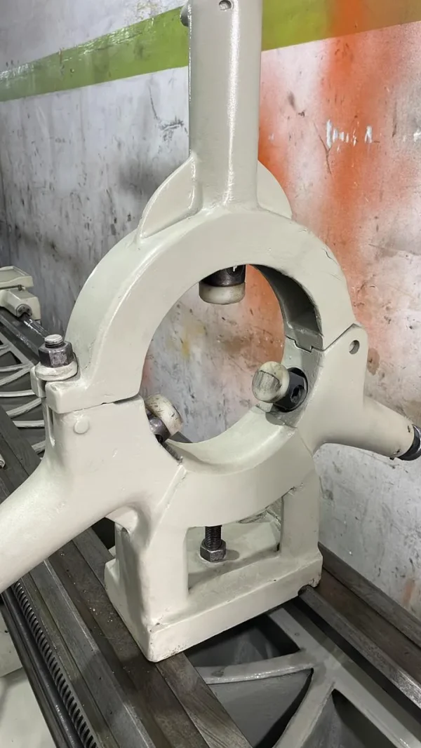 Luneta de apoio, acessório incluso com o Torno Mecânico Promeca IS-750 para estabilizar peças compridas durante o trabalho.