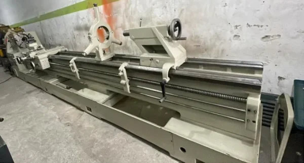 Vista frontal outro angulo do robusto Torno Mecânico de grande porte Promeca IS-750, totalmente revisado e pronto para operação.