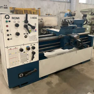 Torno Mecânico usado ROMI I40-A - vista frontal completa da máquina, destacando barramento e cabeçote fixo.