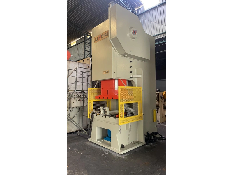 Prensa Excêntrica Tipo C Freio Fricção Chin Fong 160 Ton 1 Prensa Excêntrica Tipo C Freio Fricção Chin Fong 160 Ton - vista frontal