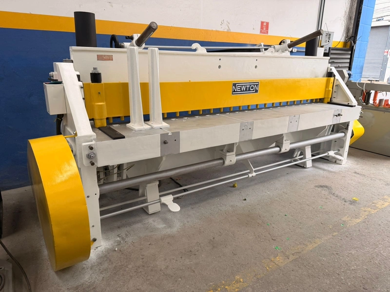 Guilhotina Mecânica Newton TM9- vista frontal