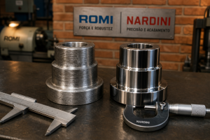 Comparativo de acabamento: usinagem robusta estilo Romi vs precisão refinada estilo Nardini em peças metálicas