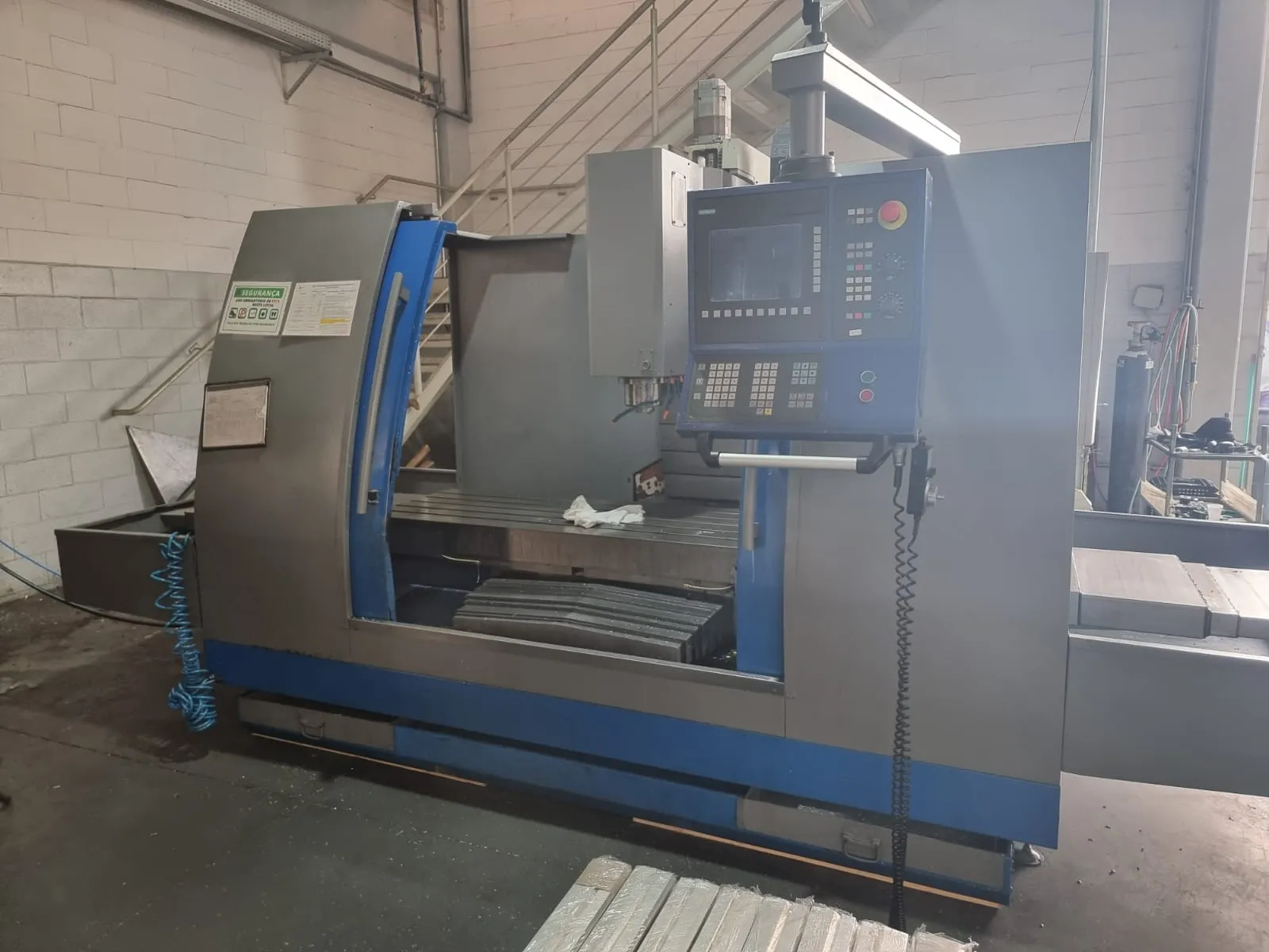 Fresadora CNC Veker Usada VK4750DR - frontal