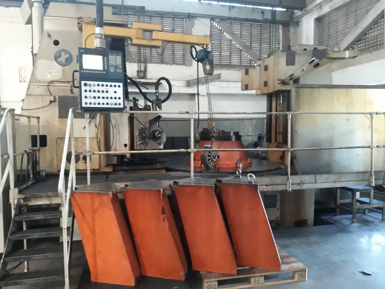 Fresadora de Engrenagens CNC PFAUTER - frontal