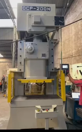 Prensa Excêntrica Freio Fricção OCP 200 - Vista Frontal do Equipamento Industrial reformada com NR12